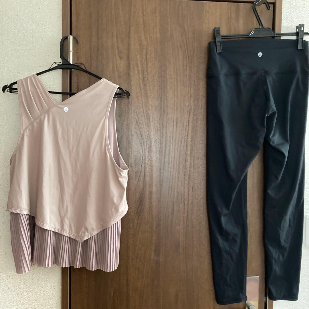スカーラ　ヨガウェアセット　プリーツトップスと黒レギンス　L