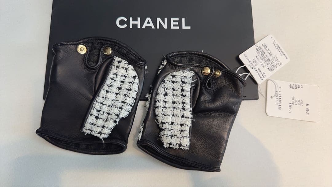 CHANELフィンガーレスグローブ未使用