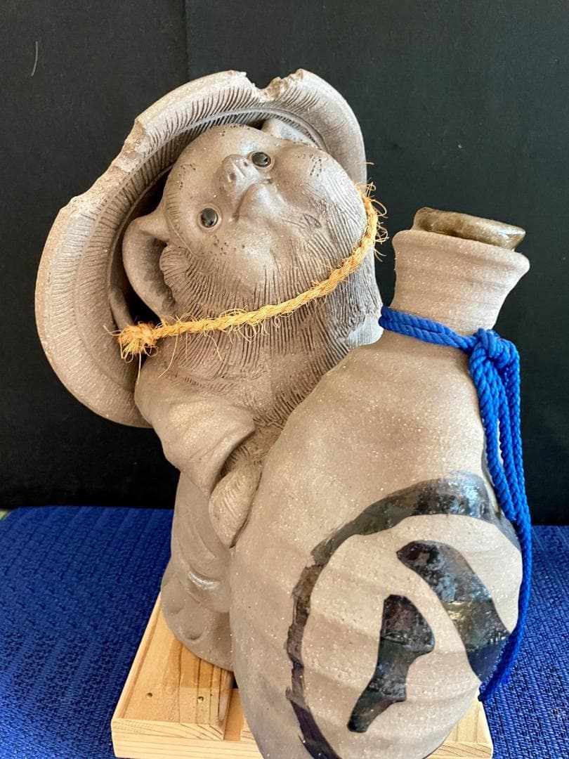 値下げ！【超レア・二六作】狸の酒瓶持ち陶器置物 在落款有 時代物 現品中古