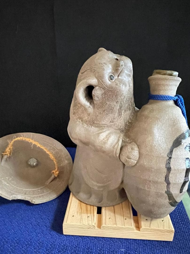 値下げ！【超レア・二六作】狸の酒瓶持ち陶器置物 在落款有 時代物 現品中古
