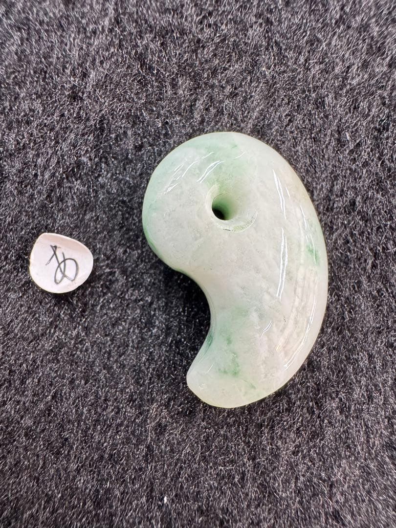 糸魚川翡翠　勾玉AA あ い2点