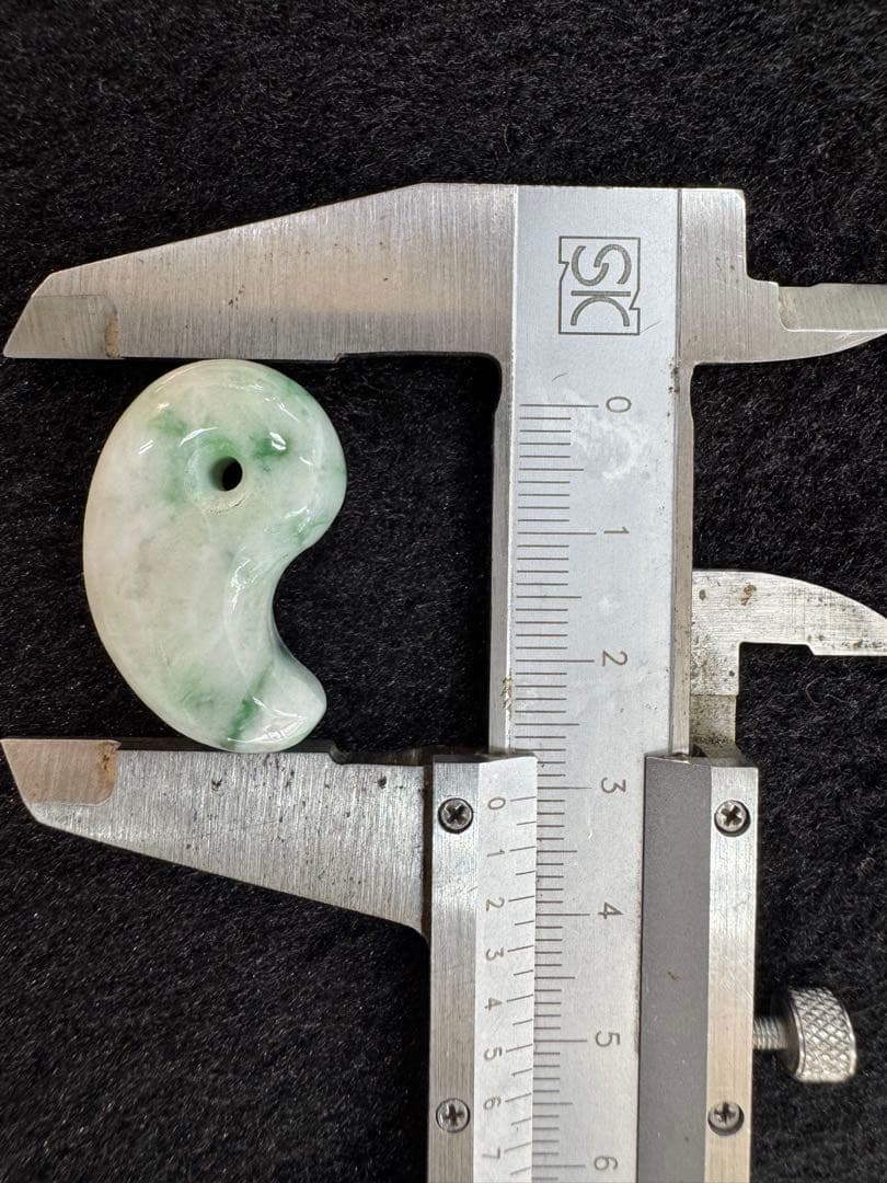 糸魚川翡翠　勾玉AA あ い2点