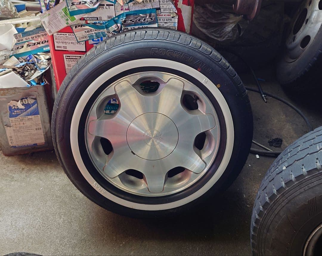 16インチ ムーンアイズ ホワイトリボン スキニータイプ