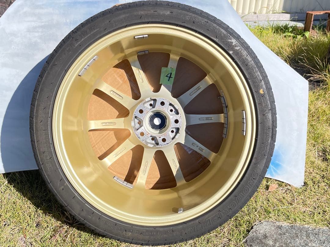 スタッドレスタイヤ、18インチ ホイール4本セット　ガリ傷無し　使用期間3ヶ月