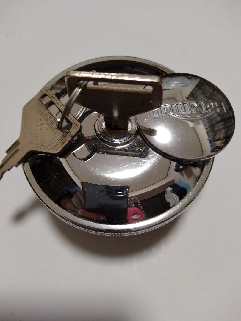 TRIUMPH ボンネビルt100空冷　タンクキャップ キー付き
