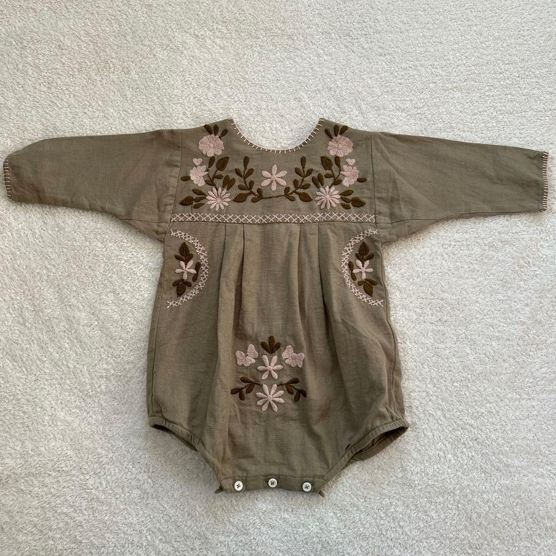 【wata】Apolina 刺繍入りオリーブグリーン ロンパース80cm