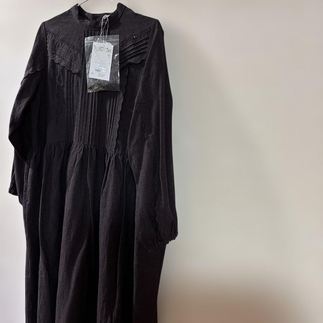 サマンサモスモス ツハル　アンティーク風ブローチ付きワンピース　チャコール