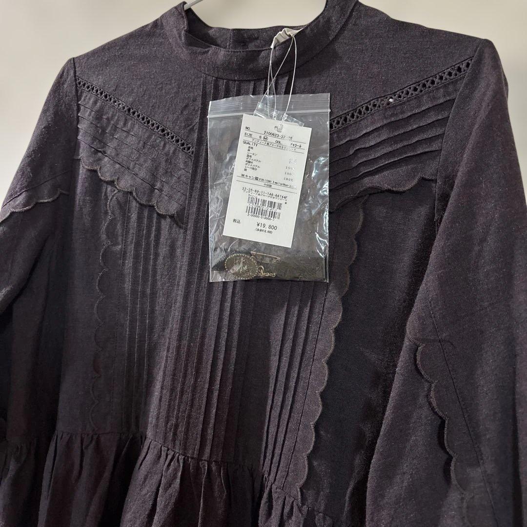 サマンサモスモス ツハル　アンティーク風ブローチ付きワンピース　チャコール