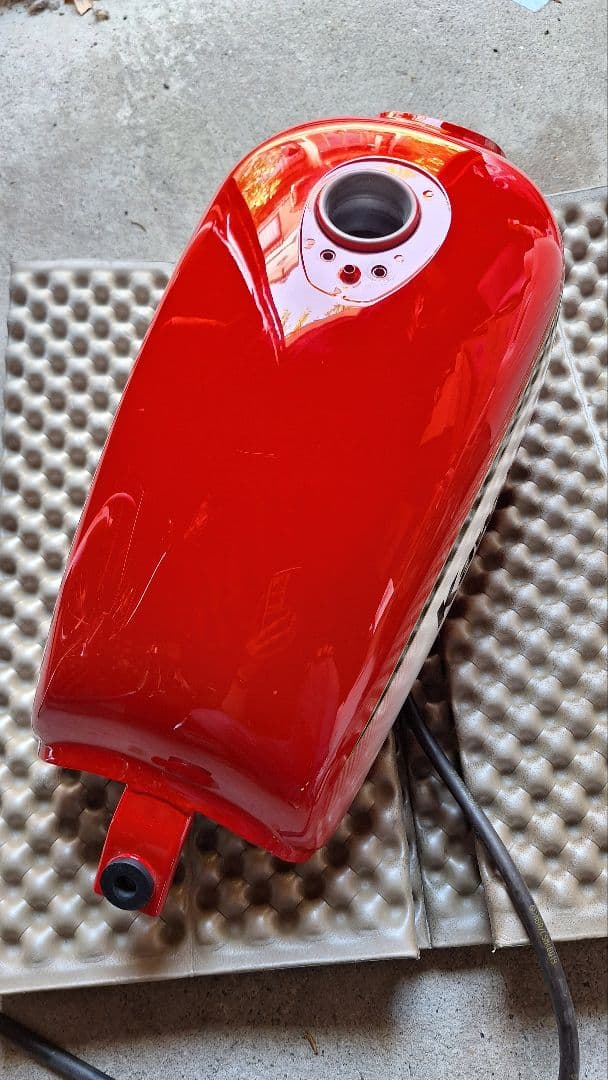 250TR 純正　フューエルタンク　赤　白　キャブ