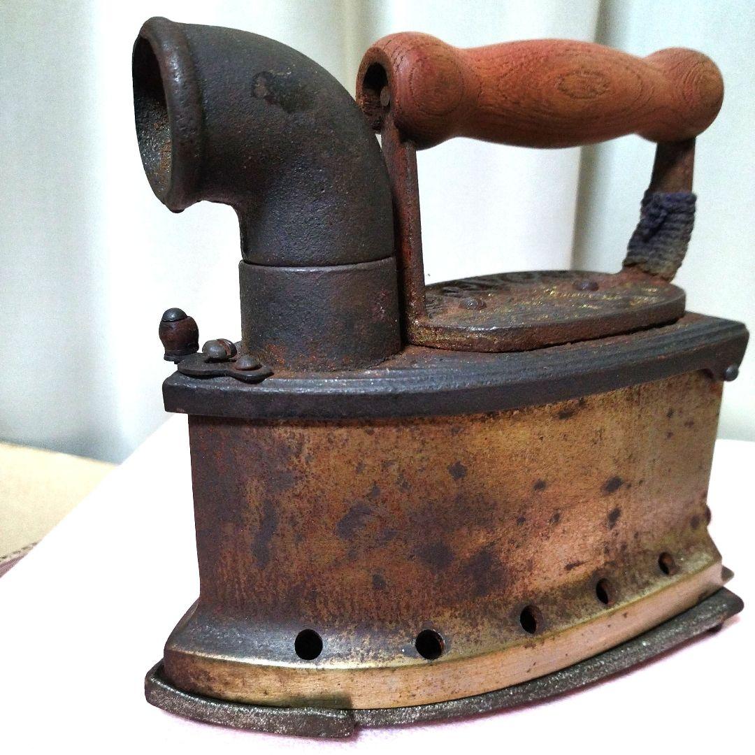 〘明治〜昭和レトロ〙炭火（備長炭付）アイロン本体 ＆置台付木製ハンドル式