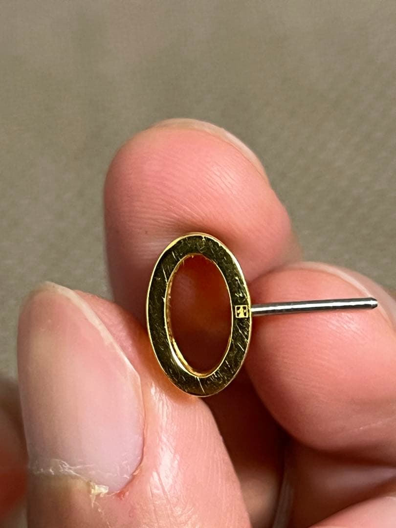 エルメス　H型デザイン 黒と金の片耳用ピアス