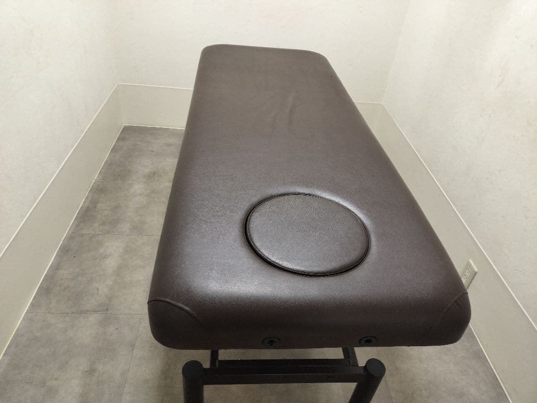 エステサロン・マッサージ用ベッド（上下手動）中古品脚・フレームに錆有り