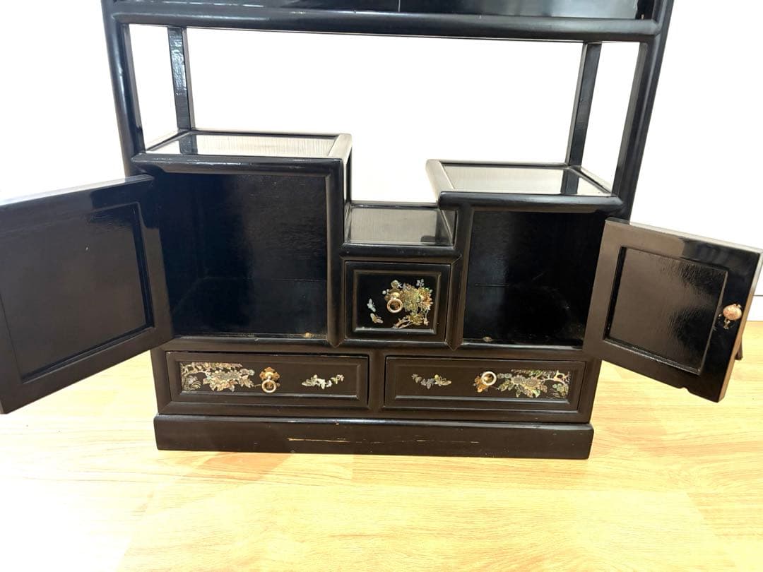 螺鈿細工の飾り棚　黒色　茶箪笥　花鳥の絵柄　段違い　和風　希少