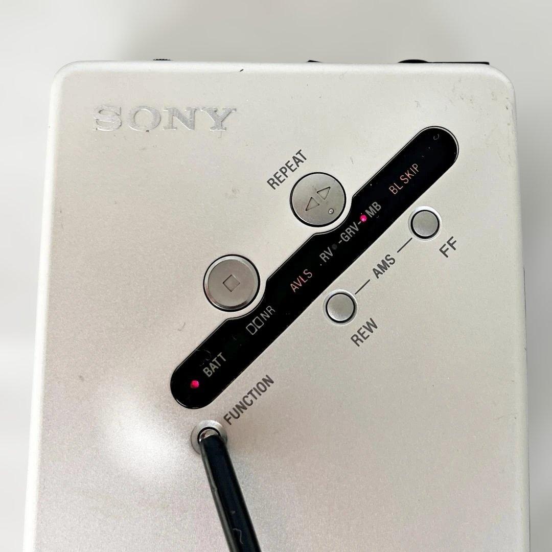 通電OK　SONY WM-EX677　シルバー　ウォークマン　ソニー　ジャンク