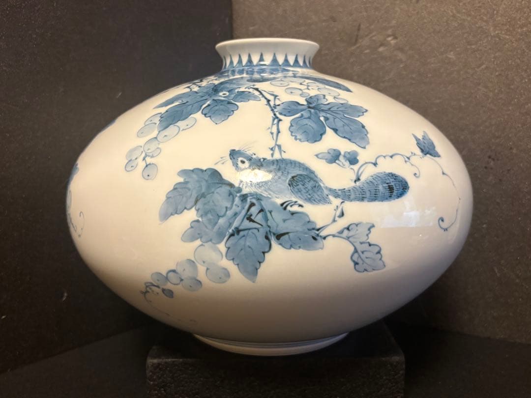大人気　32cm井上萬二「染付 栗鼠文 壷」名品 人間国宝 白磁巨匠 旭日中綬章