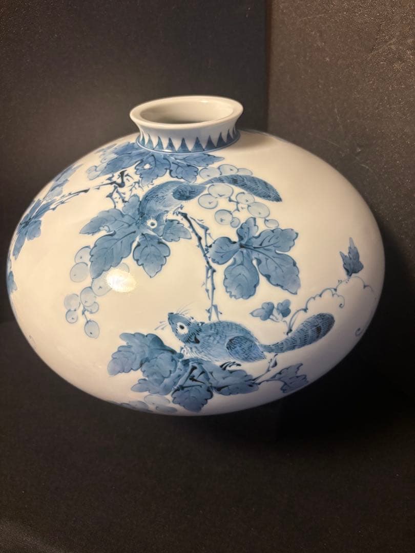 大人気　32cm井上萬二「染付 栗鼠文 壷」名品 人間国宝 白磁巨匠 旭日中綬章