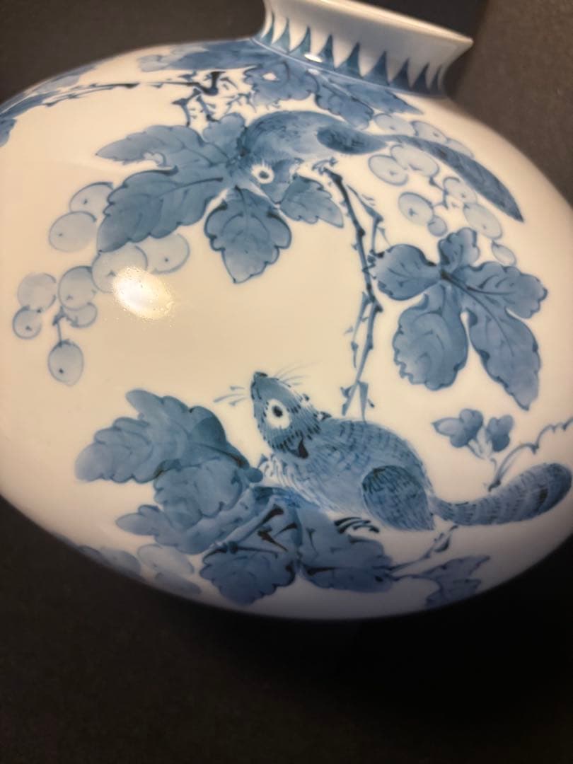 大人気　32cm井上萬二「染付 栗鼠文 壷」名品 人間国宝 白磁巨匠 旭日中綬章