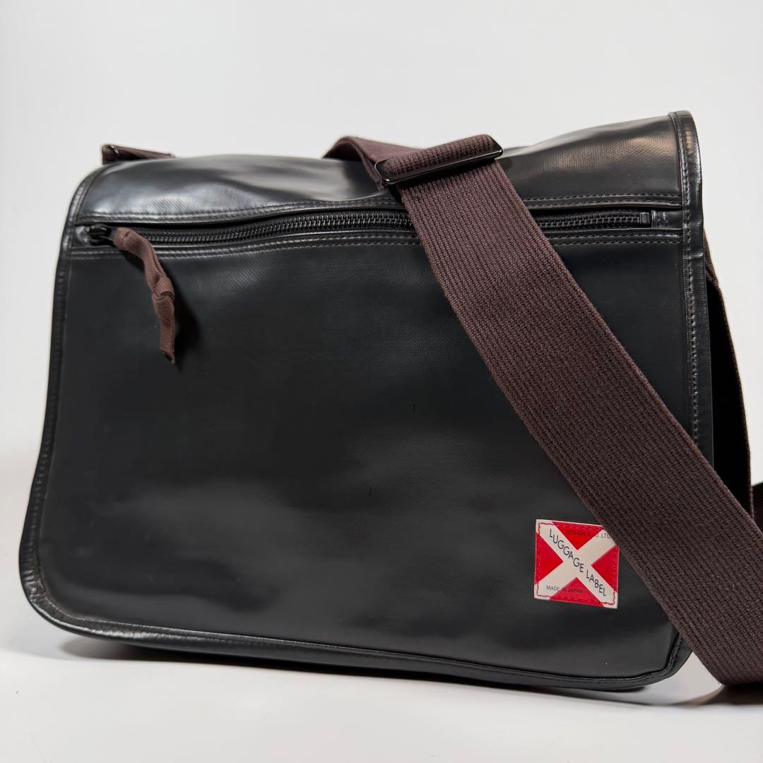 【極美品】ラゲッジレーベル　メッセンジャーバッグ　ライナー　黒系　赤バッテン
