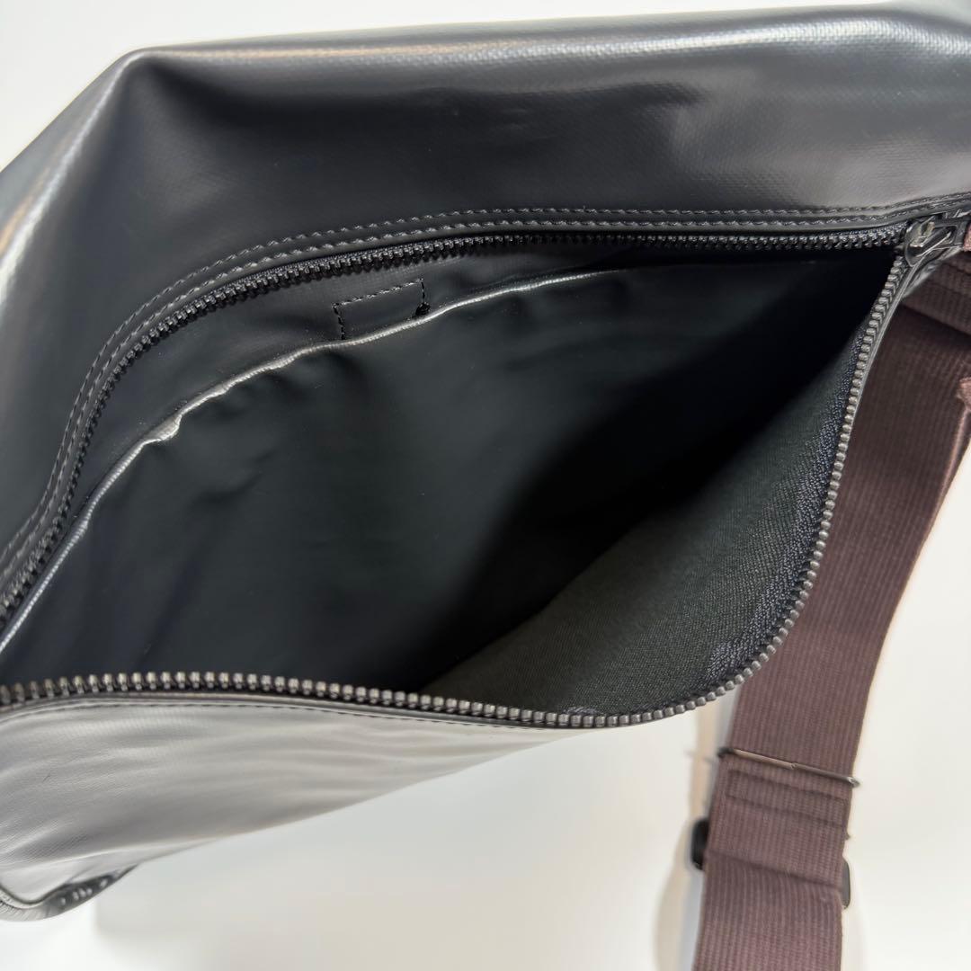 【極美品】ラゲッジレーベル　メッセンジャーバッグ　ライナー　黒系　赤バッテン