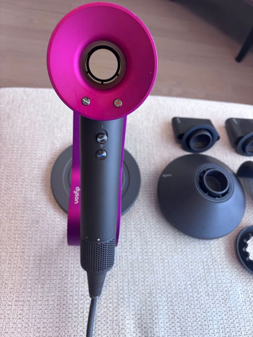 Dysonダイソン ヘアドライヤー HD08 ピンク　スタンド付き（ジャンク品）