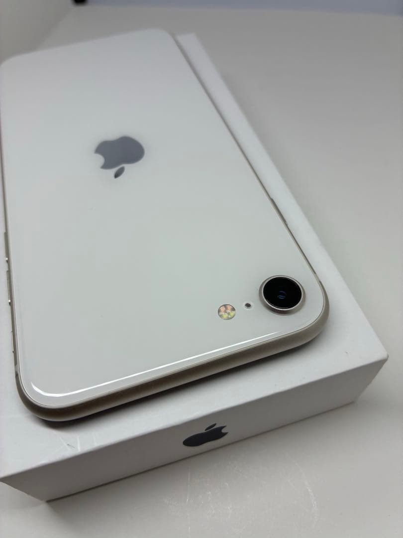 【極美品】iPhone SE3 64G スターライト　SIMフリー　新品バッテリ