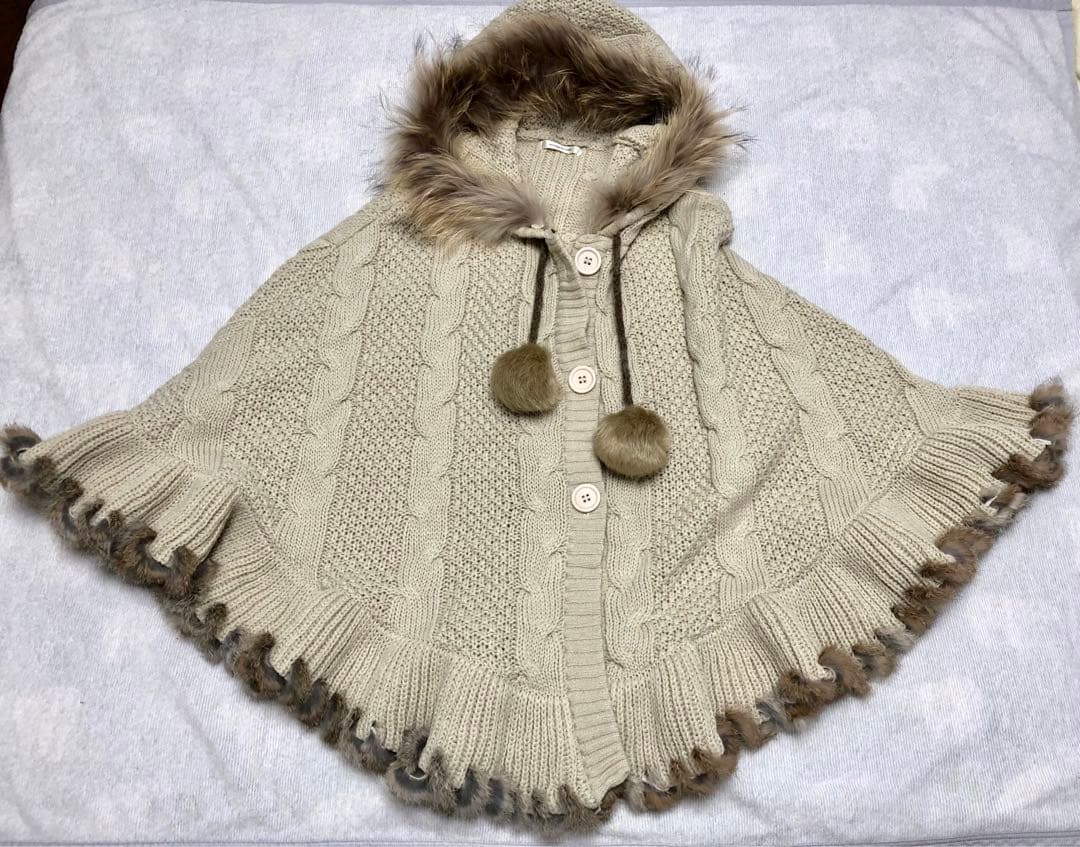 リズリサ系　ポンポン付きポンチョ　ケーブルニット