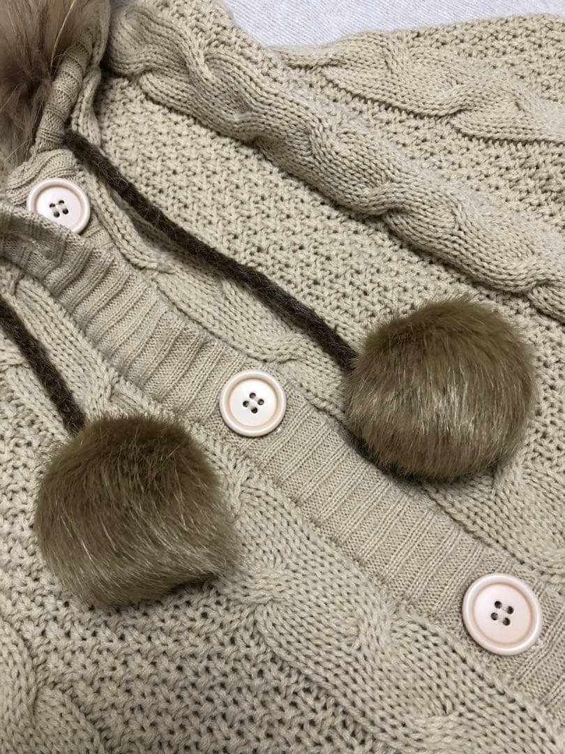 リズリサ系　ポンポン付きポンチョ　ケーブルニット