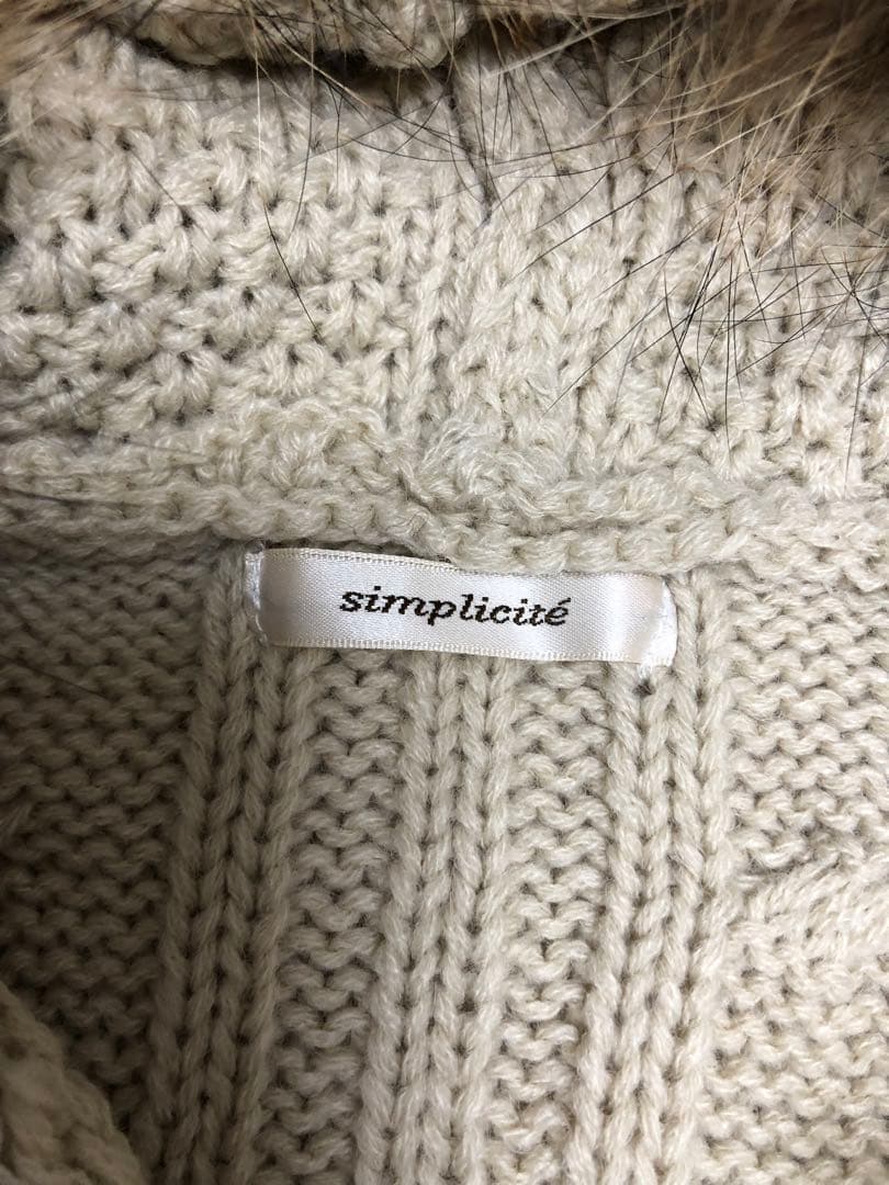 リズリサ系　ポンポン付きポンチョ　ケーブルニット