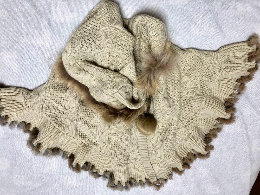 リズリサ系　ポンポン付きポンチョ　ケーブルニット