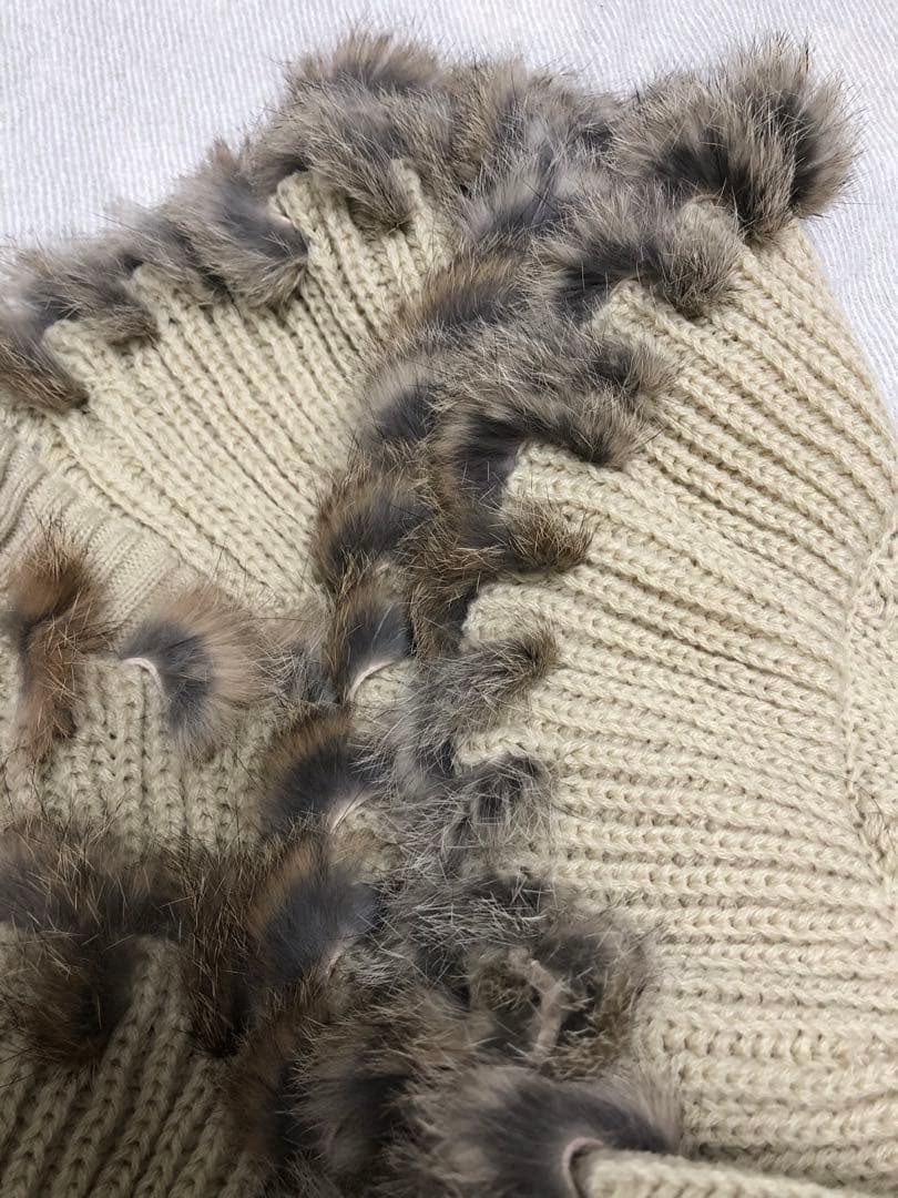 リズリサ系　ポンポン付きポンチョ　ケーブルニット