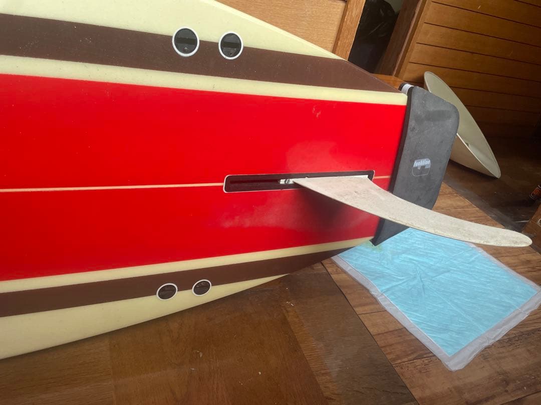 ロングボード赤とクリーム色 スライドインフィン９.5フィート