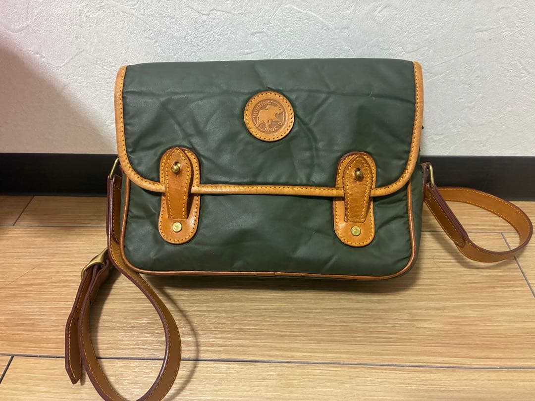 ハンティングワールド　ショルダーバック