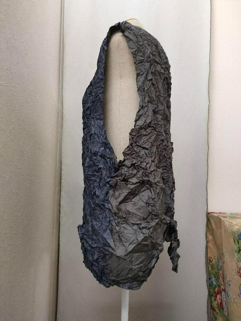 N*o様 イッセイミヤケ　バイカラー　メタルグレー　ベスト　しわ加工