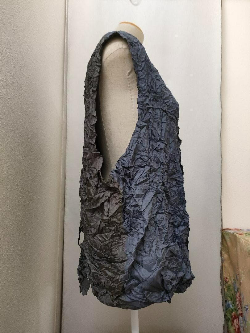 N*o様 イッセイミヤケ　バイカラー　メタルグレー　ベスト　しわ加工