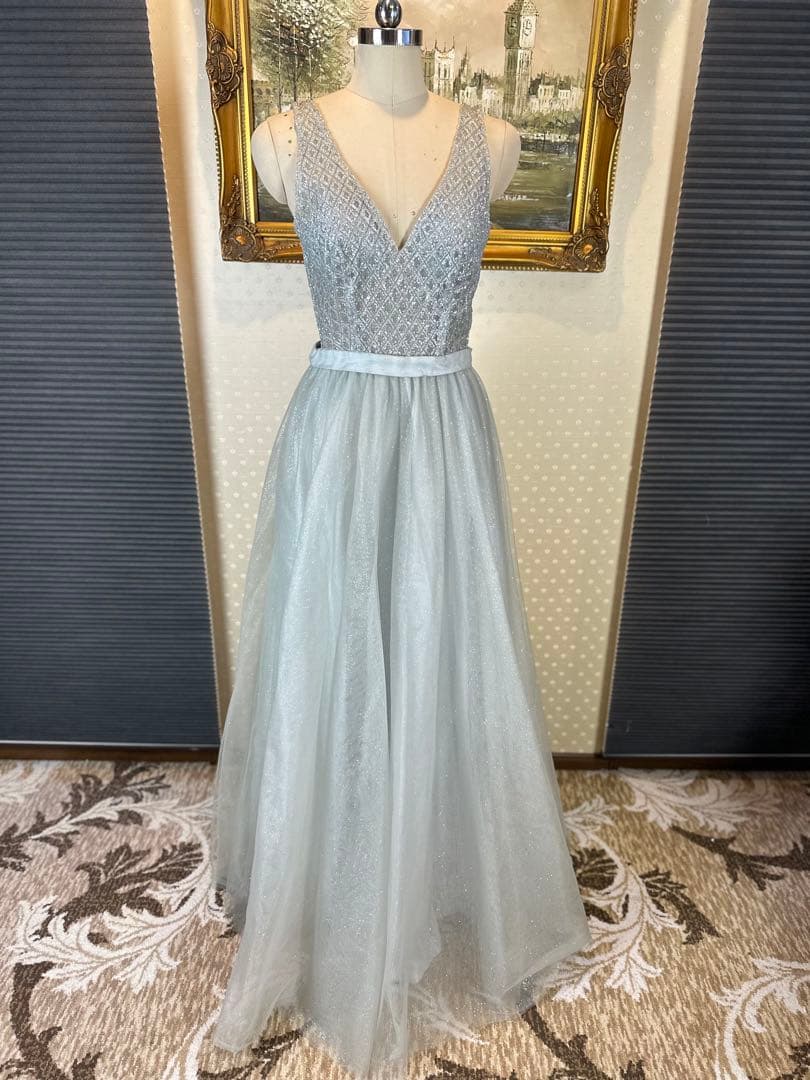 ライトグレー Vネック ビーズ装飾ドレス