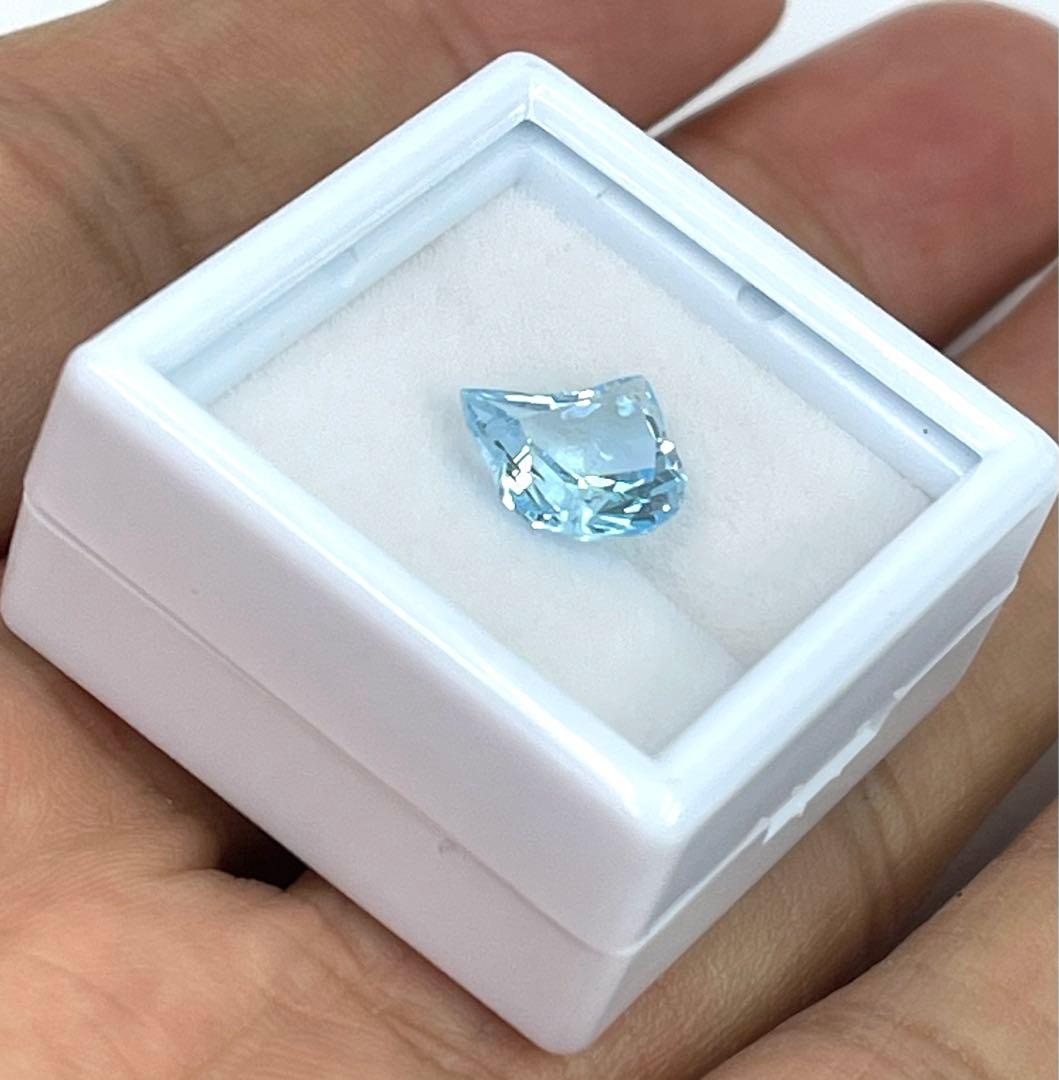 宝石ルース 『とても可愛いネコちゃんカット』高品質ブルートパーズの加工穴付です！