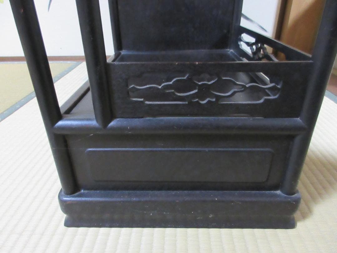 螺鈿細工の飾り棚　茶箪笥　段違い　和風飾り棚　 貝殻装飾付き　希少