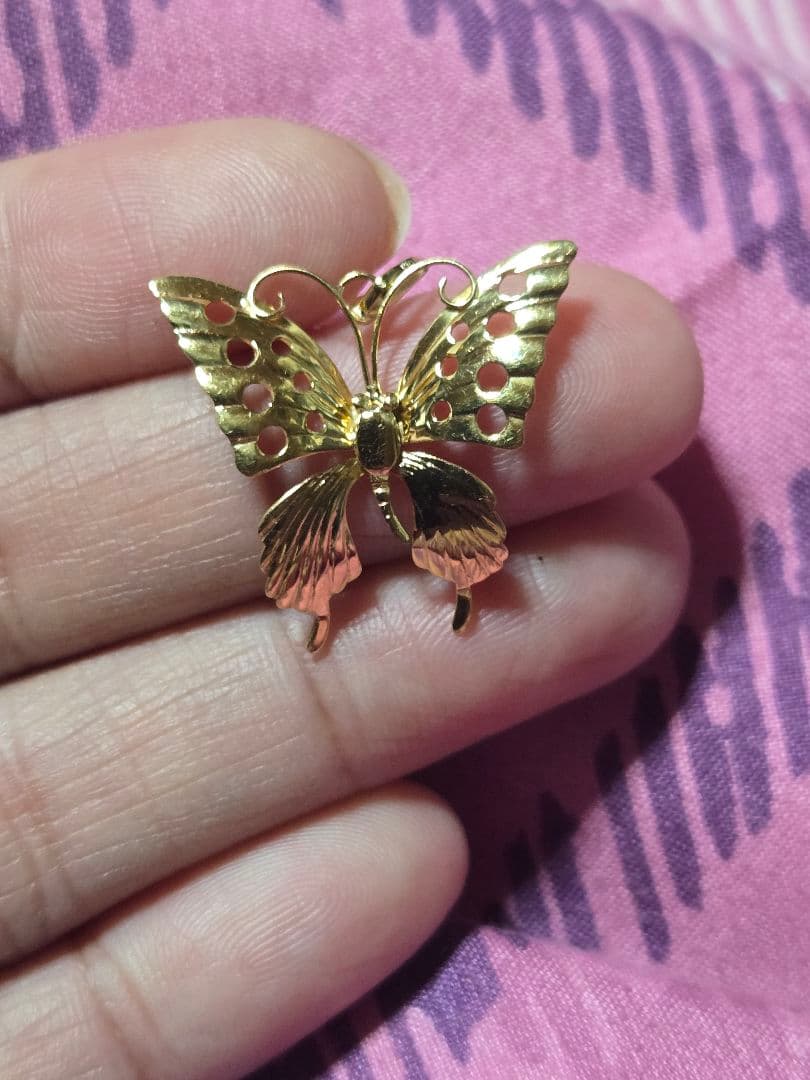 K18ygを使用した可愛い蝶のペンダントです。