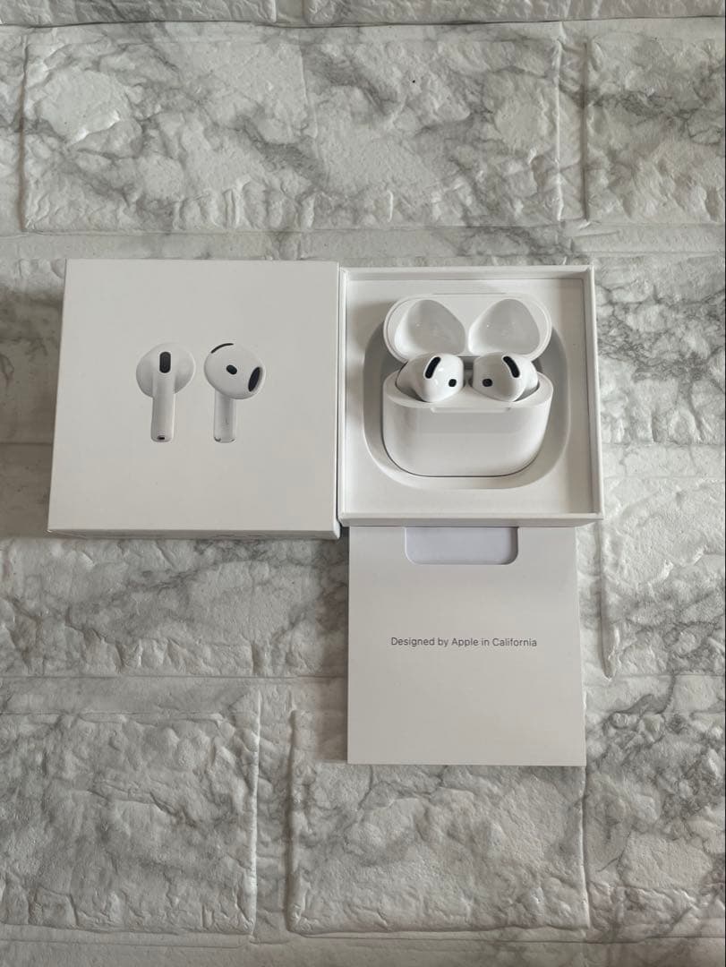 【美品】　AirPods4本体 ホワイト 充電ケース付　ワイヤレスイヤホン