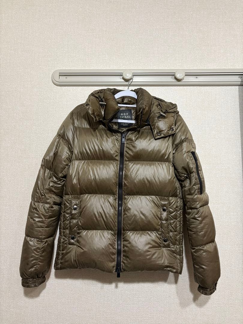 あいうえお　TATRASタトラス　オリーブ色 フード付きダウンジャケット
