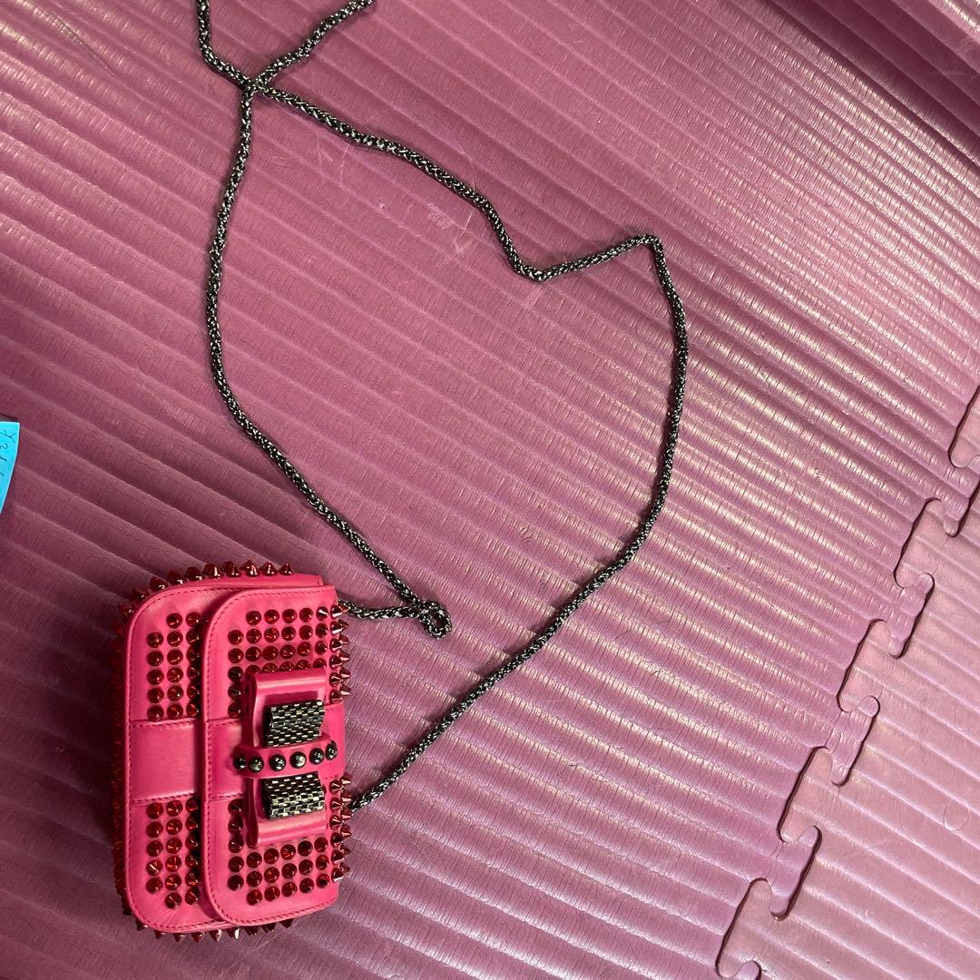 ルブタン　スタッズ付きピンクパーティーバッグ