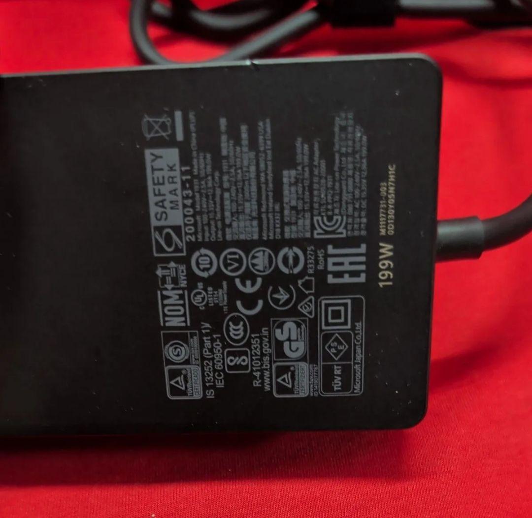 Microsoft Surface Dock2 と ACアダプター 199W