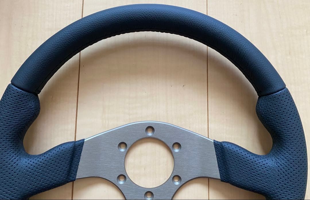 【超美品】MOMO(モモ) ステアリング レース 32パイ BK R-12