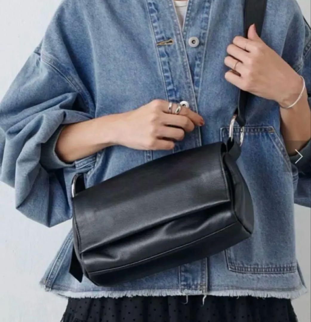 BEARDSLEY ビアズリー　レザーボディバッグ　ショルダーバッグ　ブラック