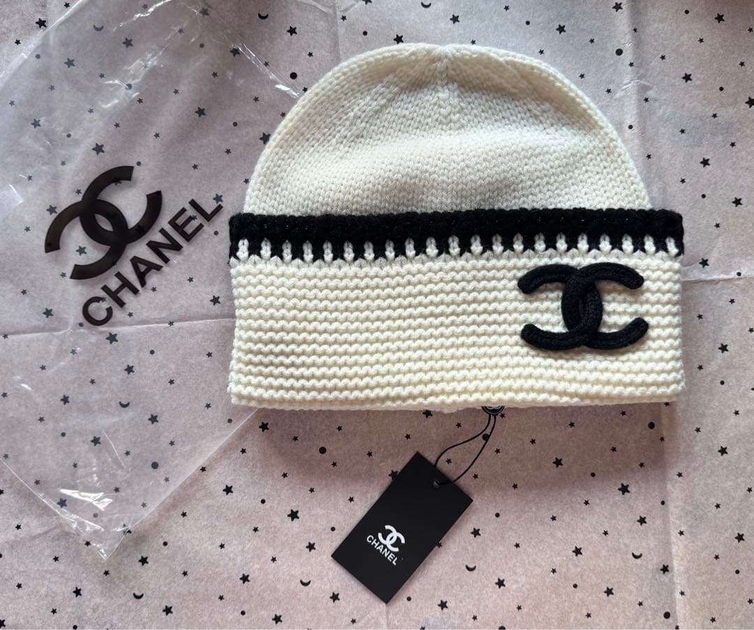 CHANEL ニット帽 ホワイト　かわいい帽子　ロゴ刺繍　白帽子chanel