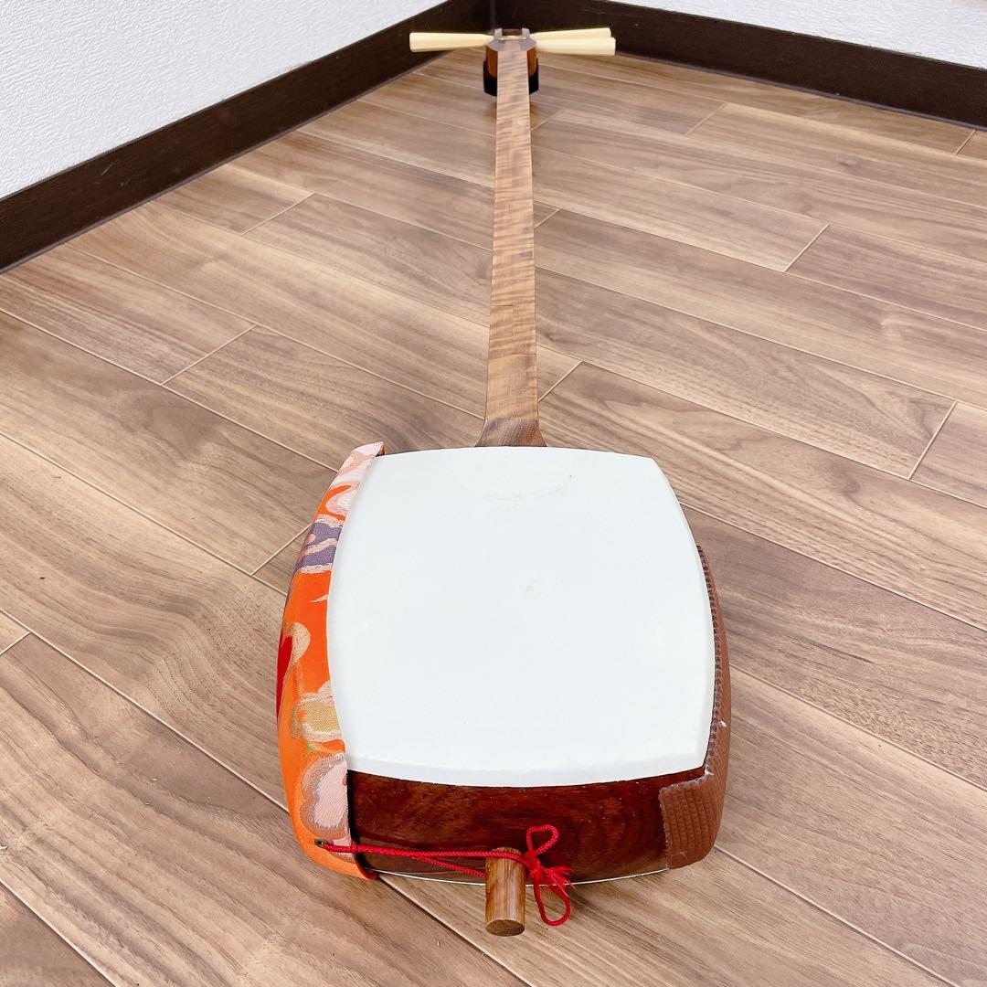 【希少】三味線 中棹 白紅木 犬皮 丸打胴 一本溝 天然糸巻き 撥