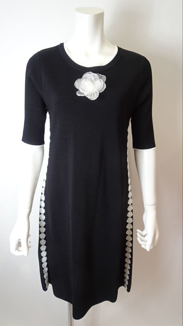 【新品】スーパービューティー胸元花モチーフサイドレーステープニットワンピース44