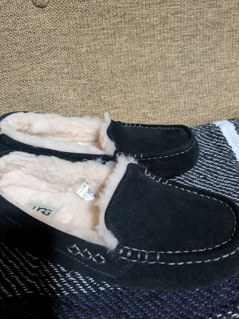 【極美品】UGG 黒スエードモカシンシューズ 24cm