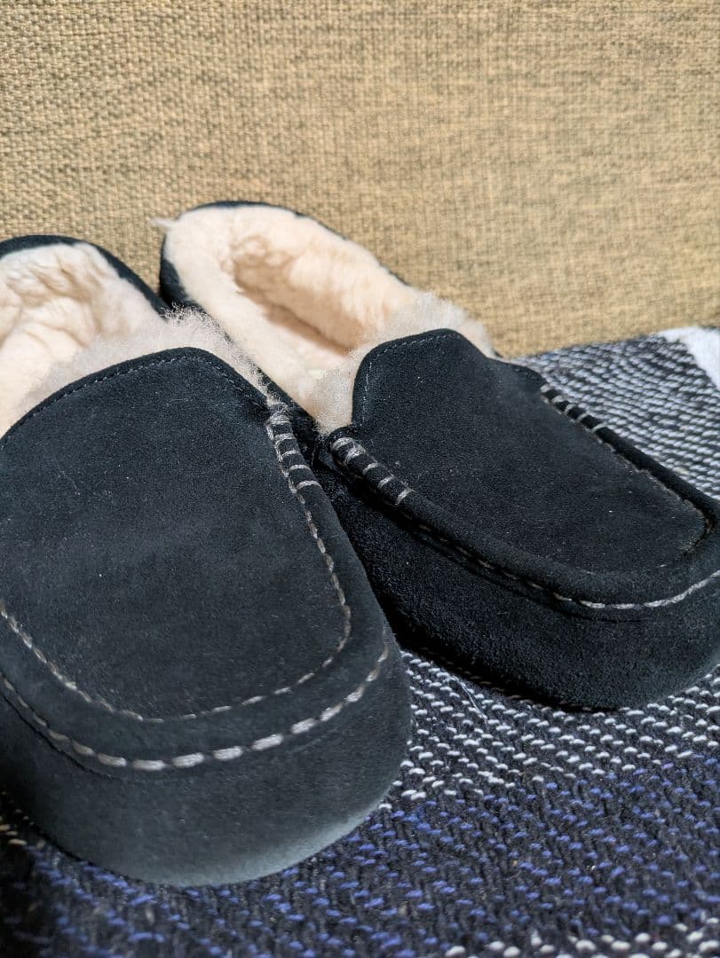 【極美品】UGG 黒スエードモカシンシューズ 24cm