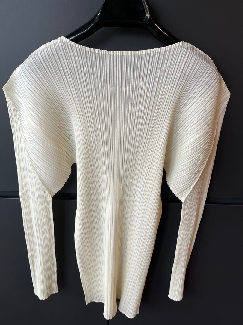 プリーツプリーズ　長袖トップス 白　サイズ4